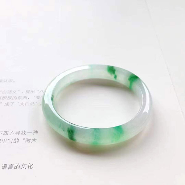 52圈口贵妃种水飘色翡翠手镯
