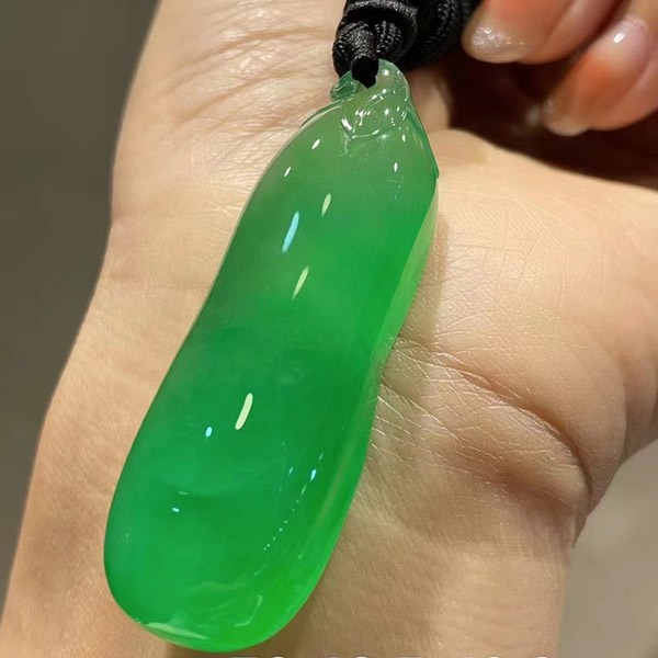 高品质满绿裸瓜翡翠挂件，满色种水很好，瓜形饱满，难得一遇的收藏件