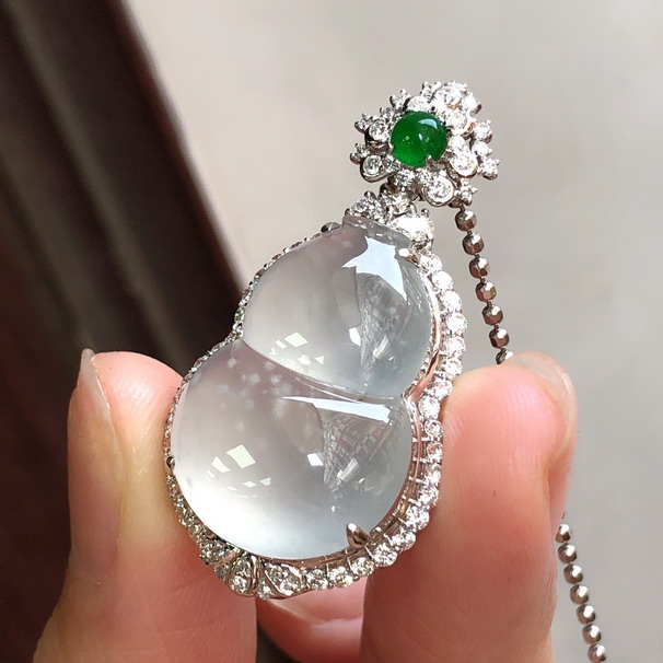18K金镶高冰翡翠葫芦吊坠，木那雪花水润细腻饱满