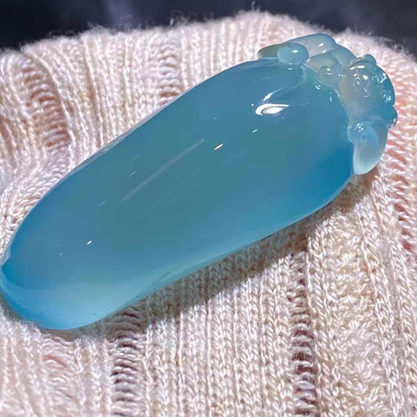 高冰天空蓝福瓜翡翠吊坠，好彩头，胶感十足，肥润饱满
