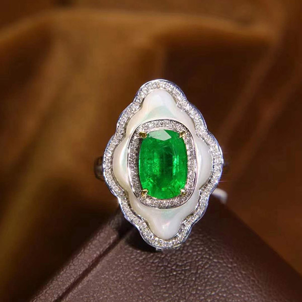 2克拉18k金镶祖母绿戒指吊坠双用款，白贝母伴镶，大气奢华，祖母绿晶体干净，浓艳耀眼