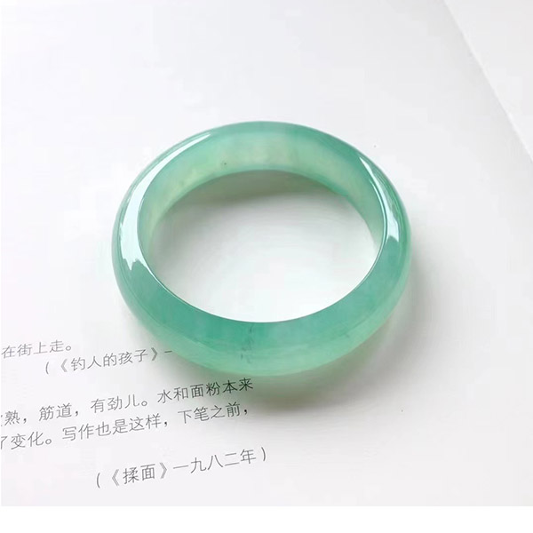 52圈口正圈甜绿种翡翠手镯，清甜的品质色水底，胶感浓郁，水润灵动，质量不凡，品质高