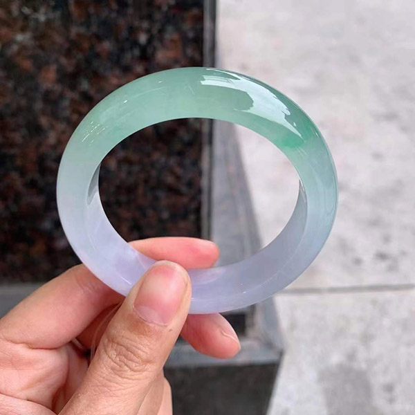 54圈口冰春彩正圈翡翠手镯，半圈的冰绿光感十足，紫底娇美夺目