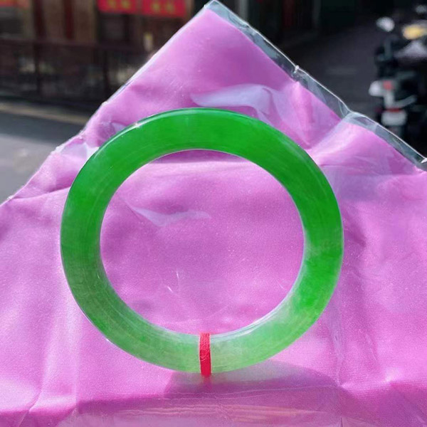 54圈口带色圆条翡翠手镯，种色阳绿