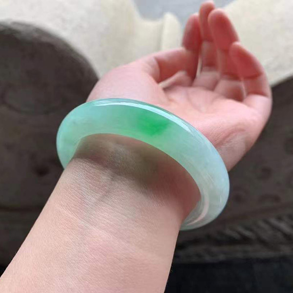 53圈口正圈飘色翡翠手镯，非常出彩，推荐！