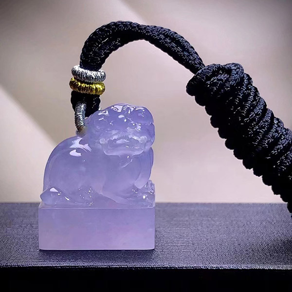 冰紫狮子翡翠印章，种水一流，玉质细腻，雕工精湛，见光不失色！