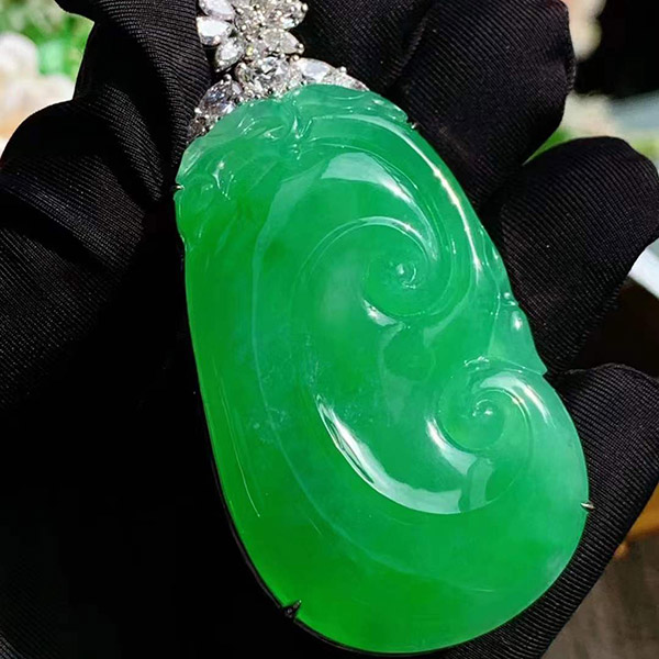 满绿水润厚庄如意翡翠吊坠，圆润饱满，富贵吉祥的器型
