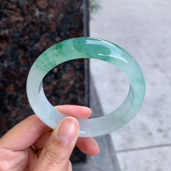 56圈口冰飘花正圈翡翠手镯，底庄白皙干净，清雅的蓝花飘逸