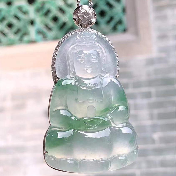 飘绿观音翡翠吊坠，种老肉质，饱满厚装