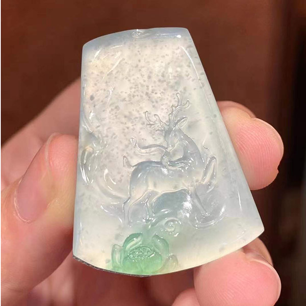 高冰飘绿小鹿无事牌翡翠吊坠