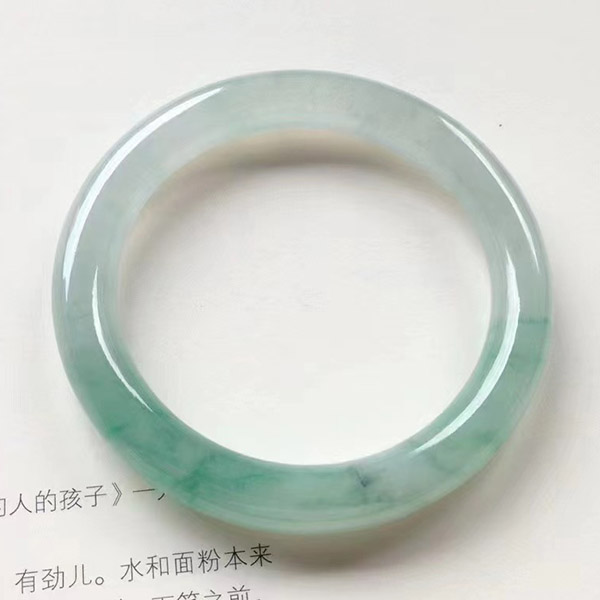 正圈辣色翡翠手镯 色阳，辣，底庄细腻 小六一开