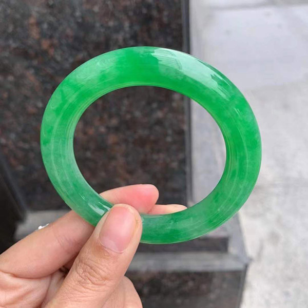 52圈口冰满绿圆条翡翠手镯，玉质细腻莹润，种水色俱佳，上手雍容华贵
