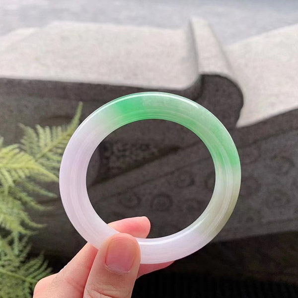 53圈口双彩圆条翡翠手镯