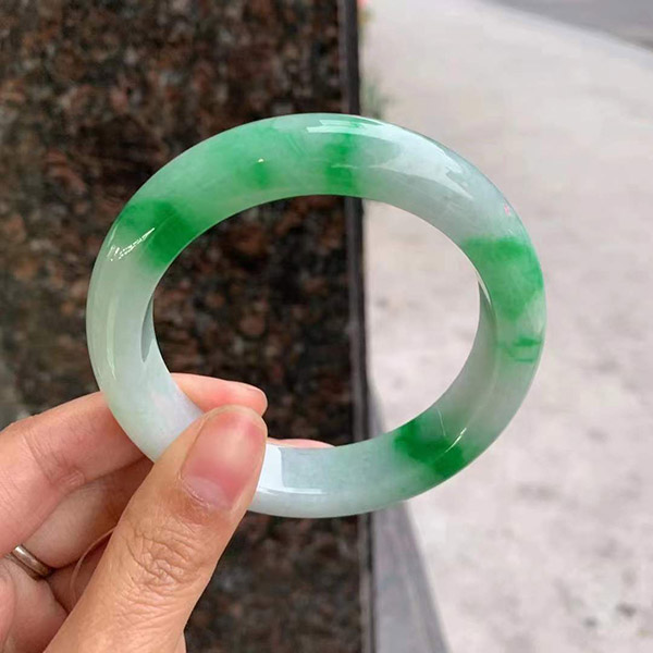 56圈口飘阳绿正圈翡翠手镯，玉质细腻，鲜阳绿花靓丽抢眼