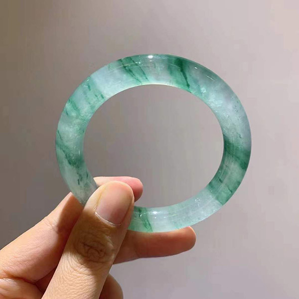 52圈口高冰飘绿丝圆条翡翠手镯，冰透起光，绿丝袅袅缭绕，有品质有意境
