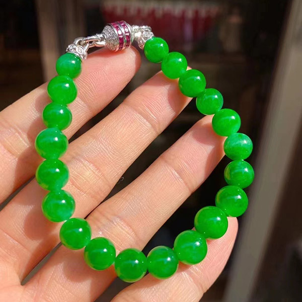 辣色满绿翡翠手串，颜色颗颗均匀，色辣抢眼，精致百搭