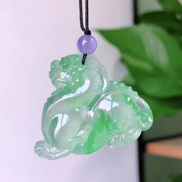冰绿麒麟翡翠吊坠，种色好