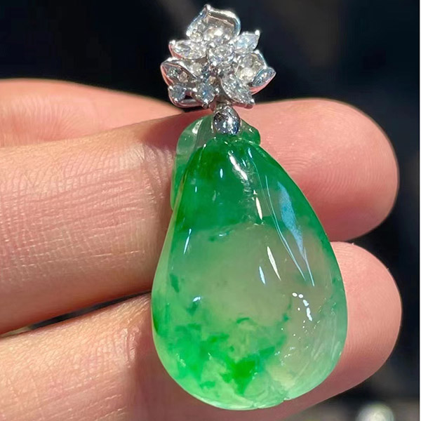 冰绿福瓜翡翠吊坠，冰丝绿，种水非常棒，行家最爱