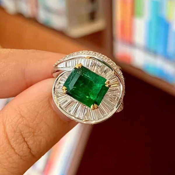 3克拉VIVID Green祖母绿戒指，设计感高级，造型感强