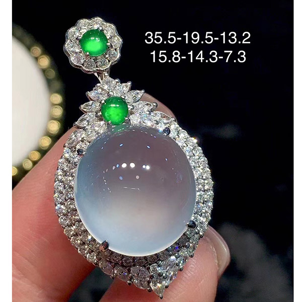 白冰鸽子蛋翡翠吊坠，品质纯净，连配石都超级亮眼，整体珠宝感强，高品质推荐！