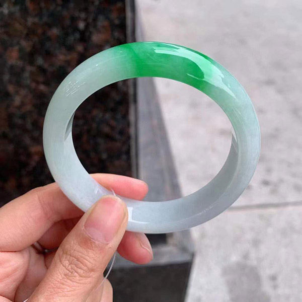 57圈口飘阳绿正圈翡翠手镯，底庄白皙干净，阳绿花鲜艳靓丽