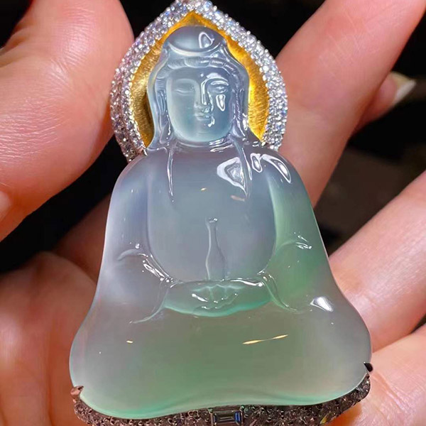 晴底飘绿自在观音翡翠吊坠，清爽阳底，种老，胶感强，雕工精细，简约不简单
