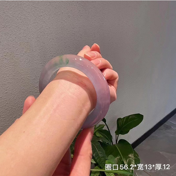 56圈口玻璃种春彩翡翠手镯