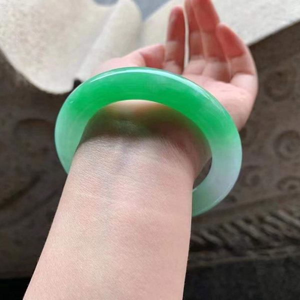 56圈口圆条种色翡翠手镯