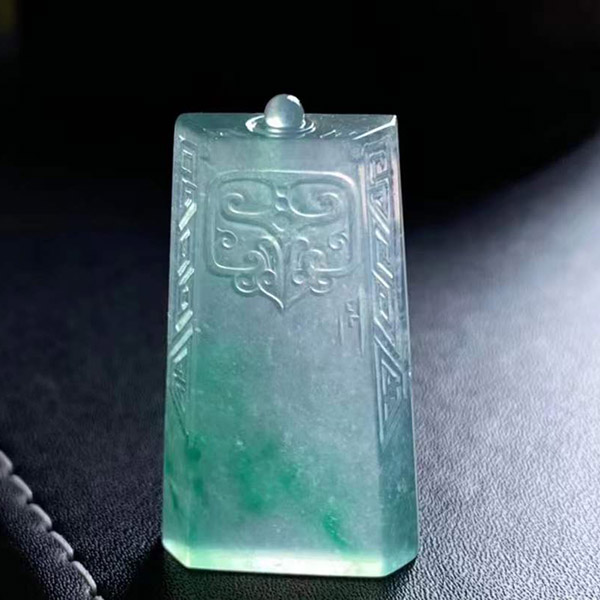 冰飘绿仿古翡翠牌子，水头好，造型厚庄饱满，雅致脱俗