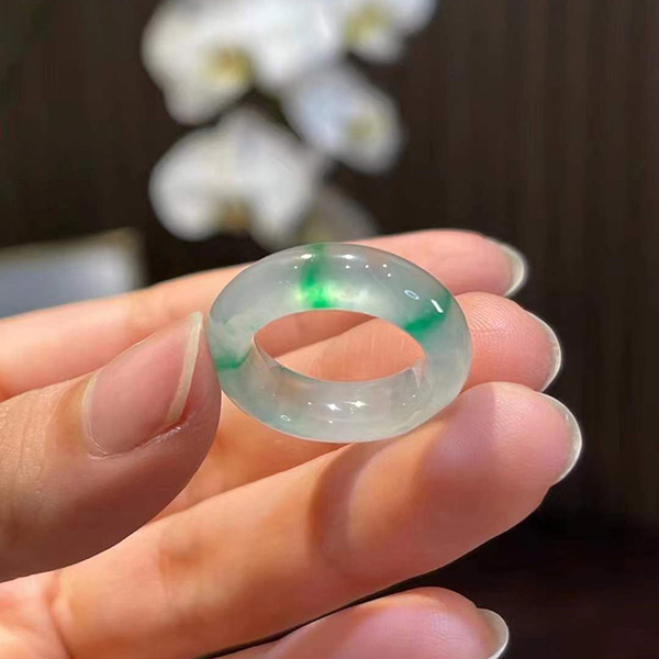 高冰玻璃种飘翠翡翠指环，荧光感强，龙到之处有水