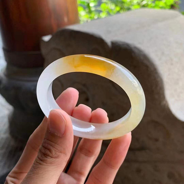 54圈口贵妃冰黄种水翡翠手镯，冰润白底，质感好，蜜糖黄很醇厚，上手漂亮