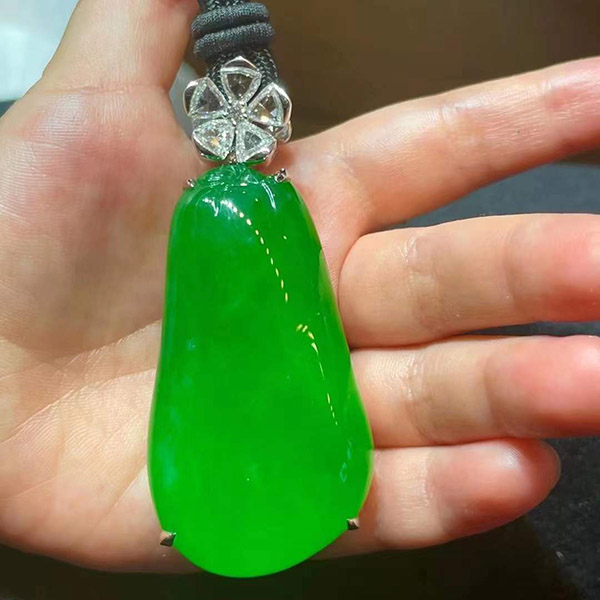 饱满满色福瓜翡翠吊坠，简单镶嵌非常高级，藏家来询