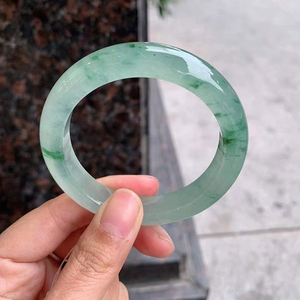 52圈口冰绿飘花正圈翡翠手镯，通体冰绿，低调奢华