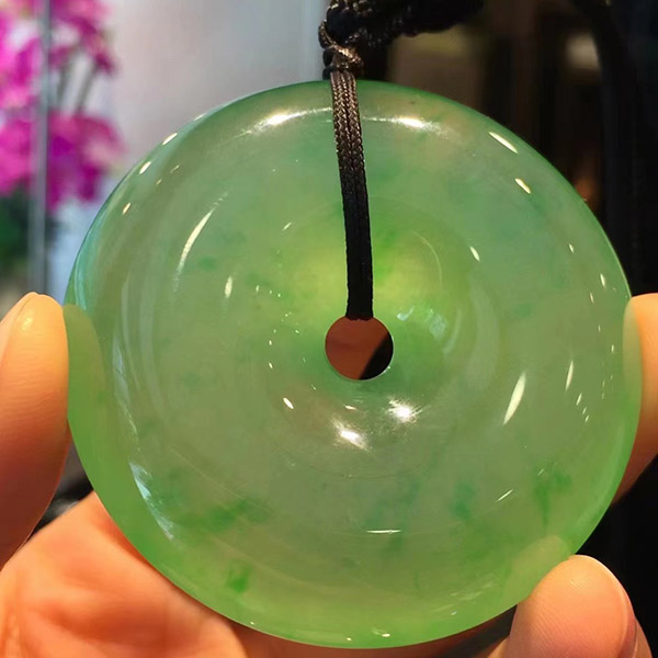 甜甜的大口子翡翠平安扣吊坠，种老起胶，胶质感非常好，满满的高级珠宝感