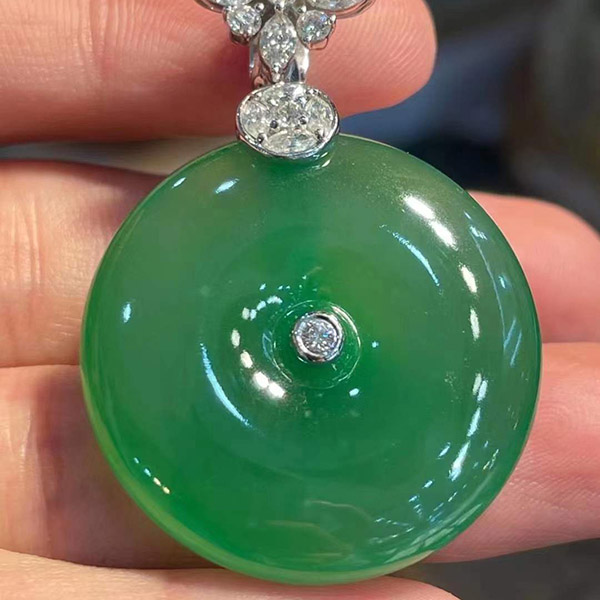 满绿冰润平安扣翡翠吊坠，种色俱佳，简镶耐看