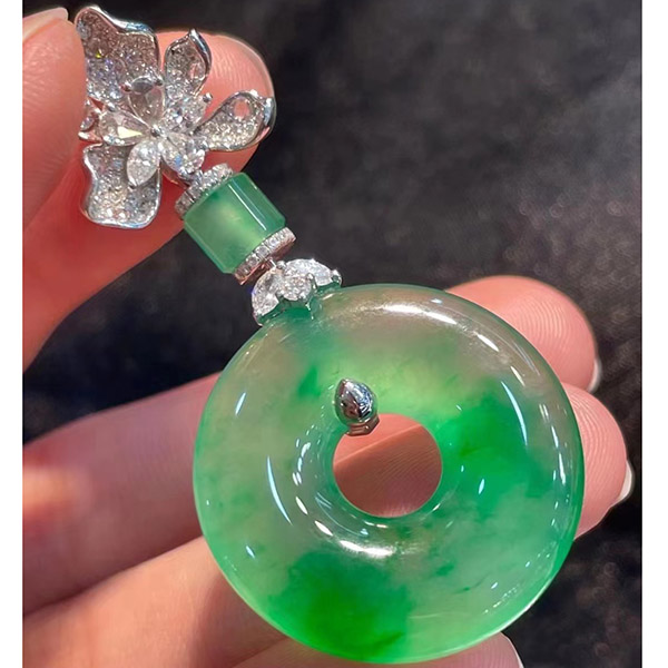 冰绿扣翡翠吊坠，飘翠绿，种老起胶，百搭高级，自带珠宝感