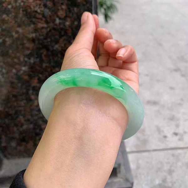 54圈口冰飘翠绿圆条翡翠手镯，端庄显贵，性价比高