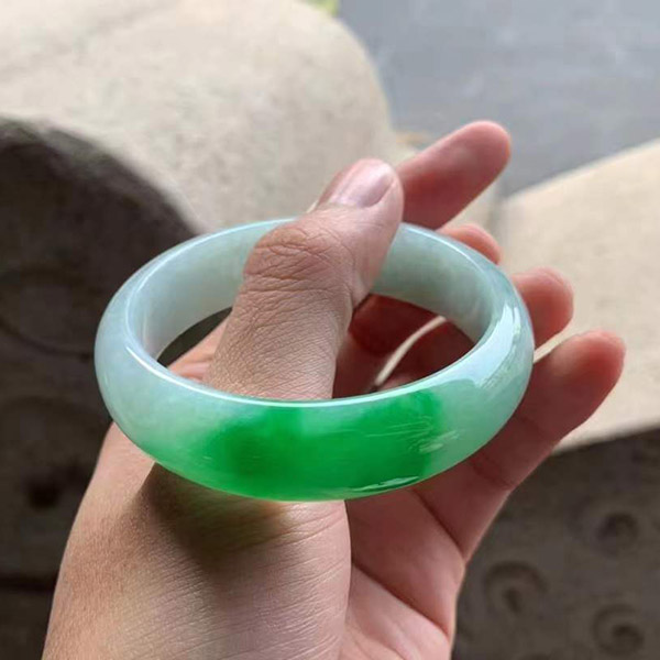 58圈口正圈辣色翡翠手镯，很醒目的一抹辣色，上手效果非常不错