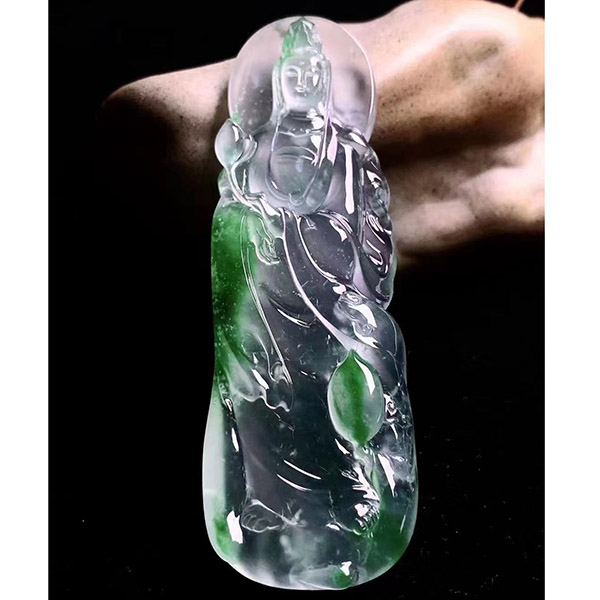 很美的一尊翡翠观音吊坠，个头大，厚庄，难得的好料子