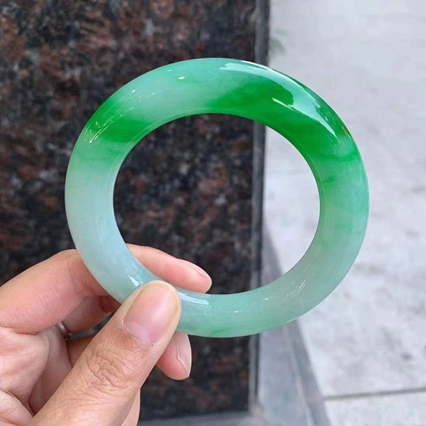 55圈口冰飘辣阳绿圆条翡翠手镯，底庄白皙干净，辣阳绿浓艳绽放，色泽鲜艳靓丽