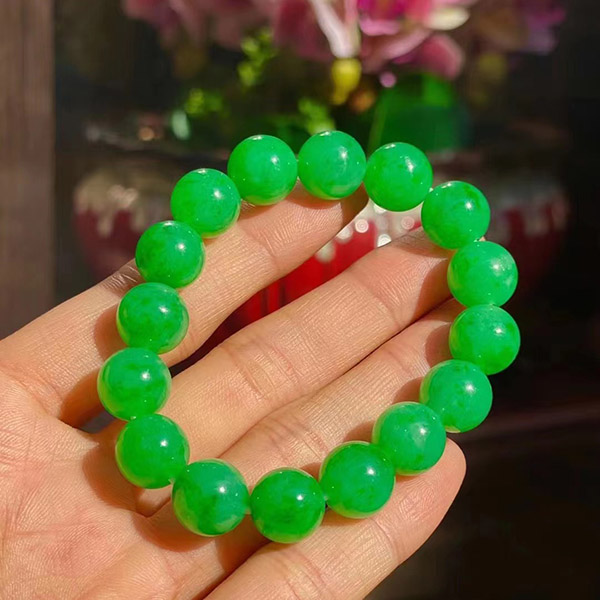 正阳绿翡翠手串,颗粒均匀，颜色阳得太舒服了,尺寸11.MM ，小六来询