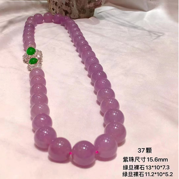 冰粉大珠珠翡翠项链，简约大气的搭配非常耐看，珠珠种色俱佳，蛋面品质满绿种色相融起胶起光，收藏推荐！！