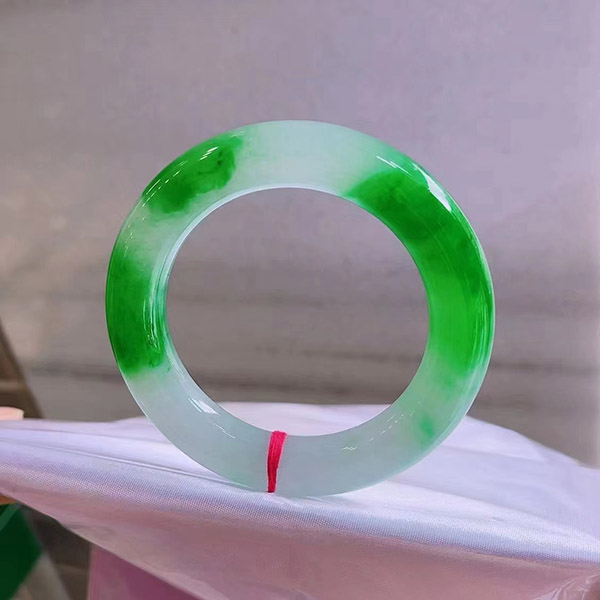 54圈口臻品阳绿翡翠手镯
