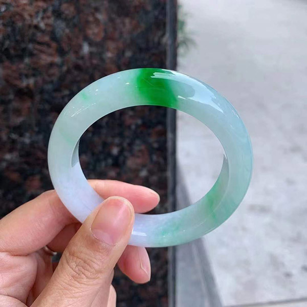 52圈口白底飘辣绿花正圈翡翠手镯，玉质细腻匀润，条型厚实，贵气养眼