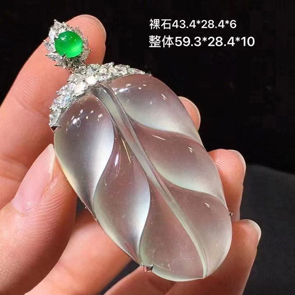 自己会发光的玻璃种翡翠叶子吊坠