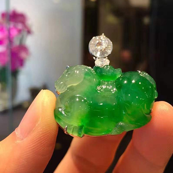 饱满肥厚晴水飘绿唐马翡翠吊坠—马上有钱
