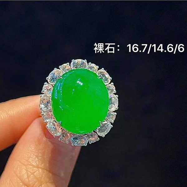 满绿蛋面翡翠戒指，水水润润够饱满，简约大气镶嵌，耐看百搭