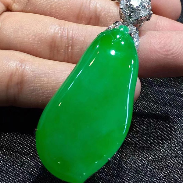 满绿福瓜翡翠吊坠，冰阳完美，饱满，拍卖会品质