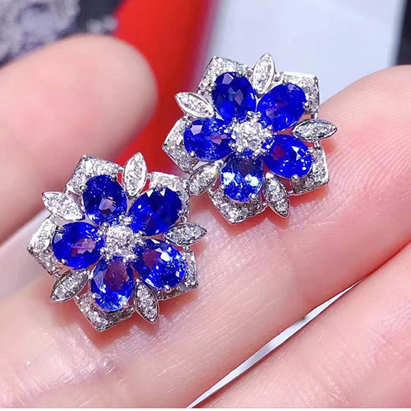 3克拉18k金镶钻蓝宝石耳环，立体感十足，上耳大气好看