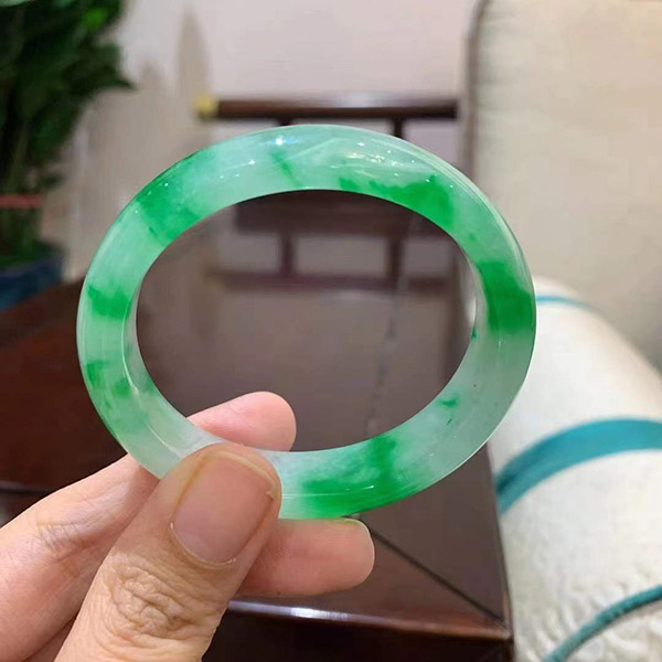 52圈口冰飘鲜辣花贵妃翡翠手镯，辣花青翠浓艳，上手豪华贵气